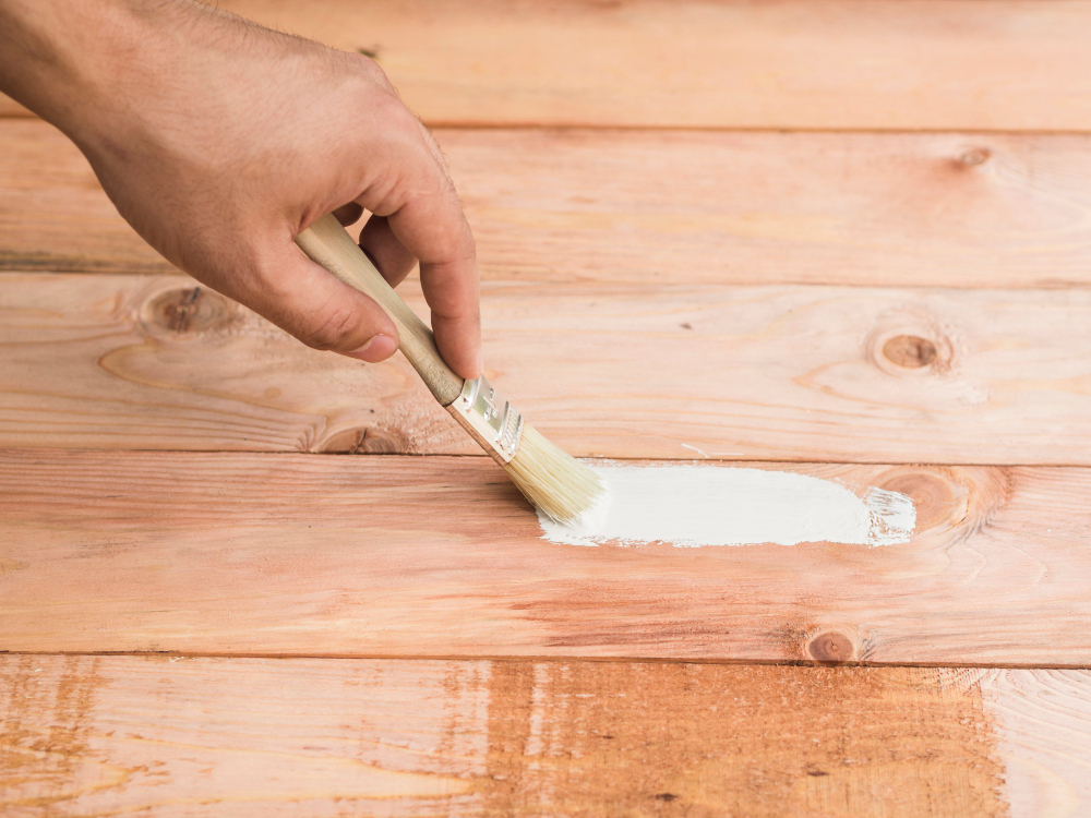 Cómo influye la porosidad de la madera en el resultado del lacado