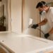 Lacar puertas en blanco roto: una alternativa elegante y cálida al blanco puro